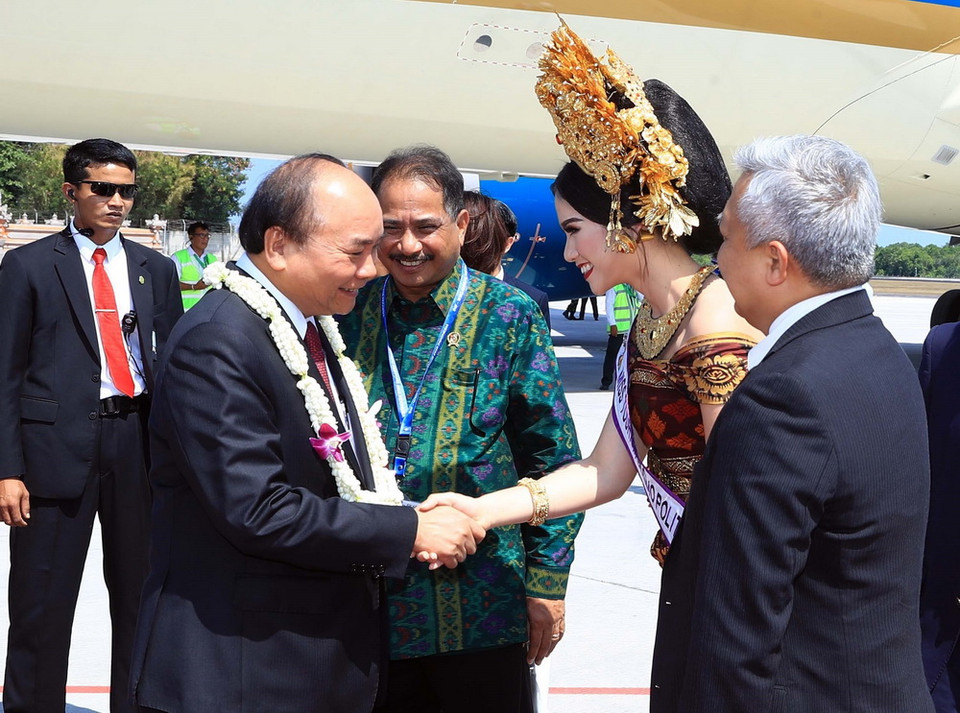 Đại diện Chính phủ Indonesia đón Thủ tướng Nguyễn Xuân Phúc tại sân bay quốc tế Ngurah Rai, thành phố Bali. (Ảnh: Thống Nhất/TTXVN)