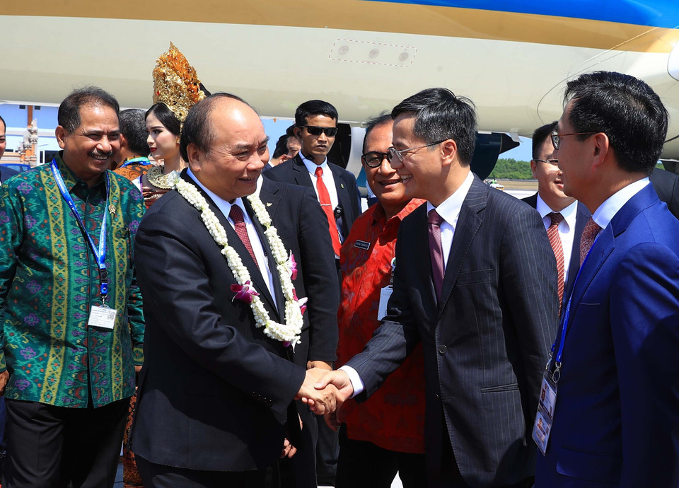 Cán bộ Đại sứ quán Việt Nam đón Thủ tướng Nguyễn Xuân Phúc tại sân bay quốc tế Ngurah Rai, thành phố Bali. (Ảnh: Thống Nhất/TTXVN)