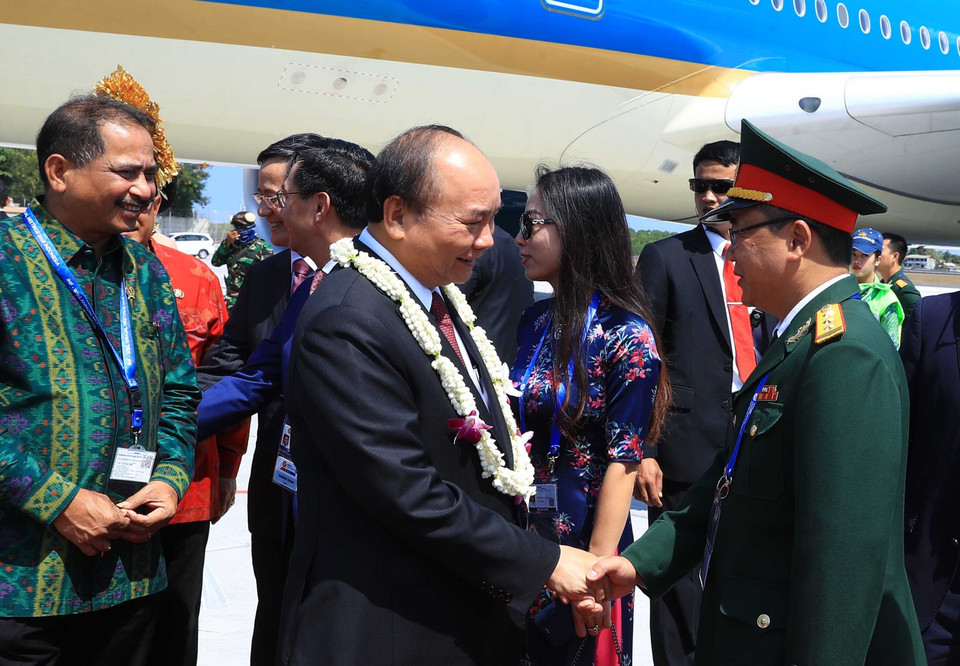 Cán bộ Đại sứ quán Việt Nam đón Thủ tướng Nguyễn Xuân Phúc tại sân bay quốc tế Ngurah Rai, thành phố Bali. (Ảnh: Thống Nhất/TTXVN)