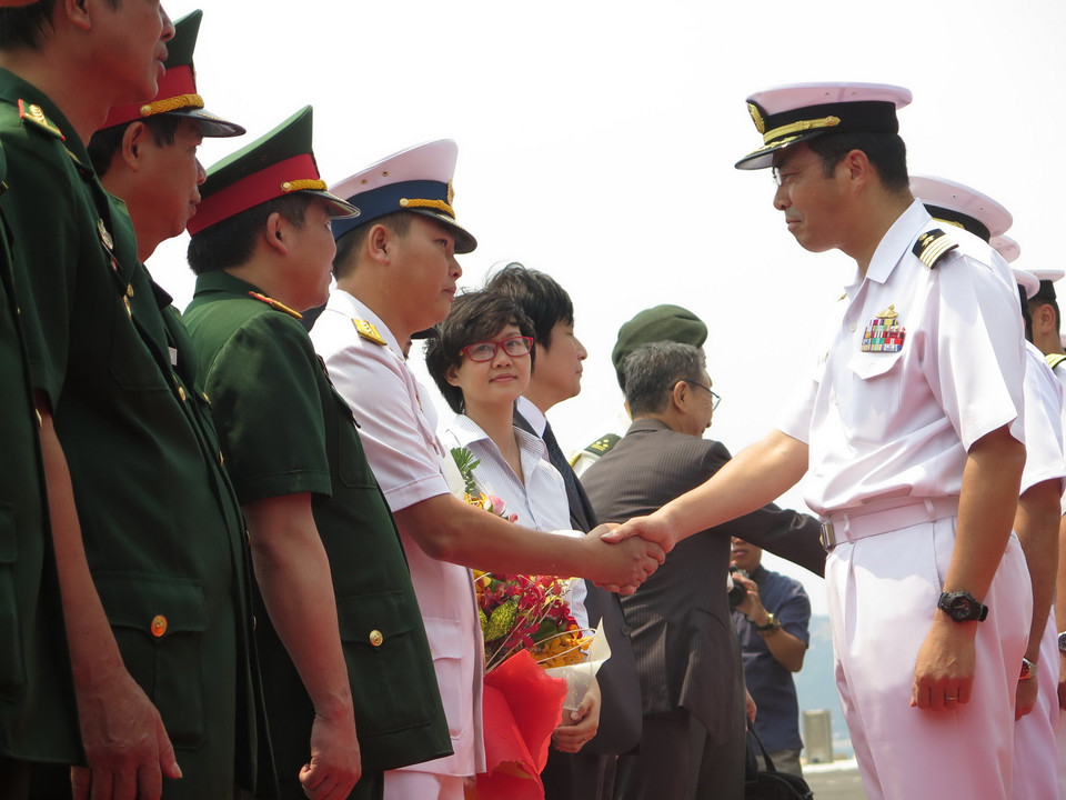  Đại tá Morishita Haruhiko (phải) với các sỹ quan quân đội Việt Nam.(Ảnh: Tiên Minh/TTXVN)