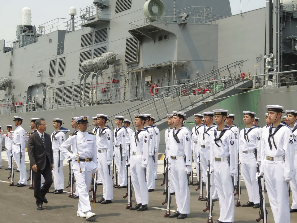 Đại sứ​ Nhật Bản tại Việt Nam Fukada Hiroshi duyệt đội danh dự tại lễ đón hai tàu huấn luyện thuộc lực lượng tự vệ trên biển Nhật Bản. (Ảnh: Tiên Minh/TTXVN)