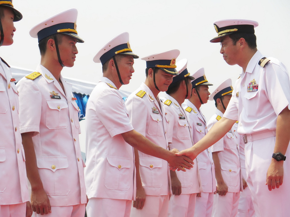 Đại tá Morishita Haruhiko (phải) với các sỹ quan Vùng 4 Hải quân Việt Nam. (Ảnh: Tiên Minh/TTXVN)