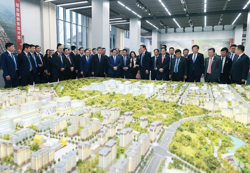 Thủ tướng Phạm Minh Chính xem sa bàn quy hoạch tổng thể Khu mới Hùng An. (Ảnh: Dương Giang/TTXVN)