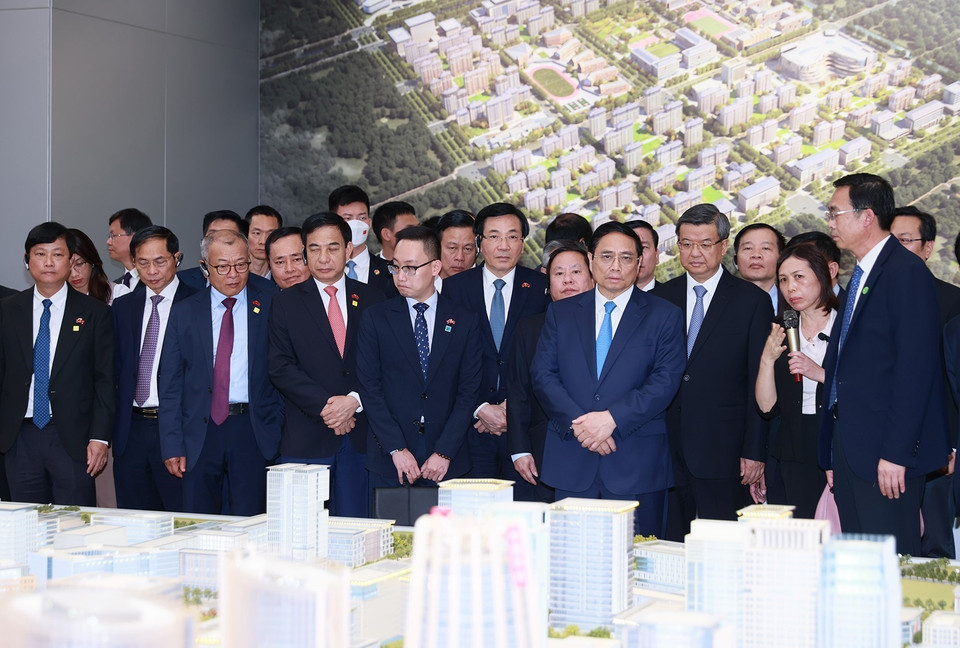 Thủ tướng Phạm Minh Chính xem sa bàn quy hoạch tổng thể Khu mới Hùng An. (Ảnh: Dương Giang/TTXVN)