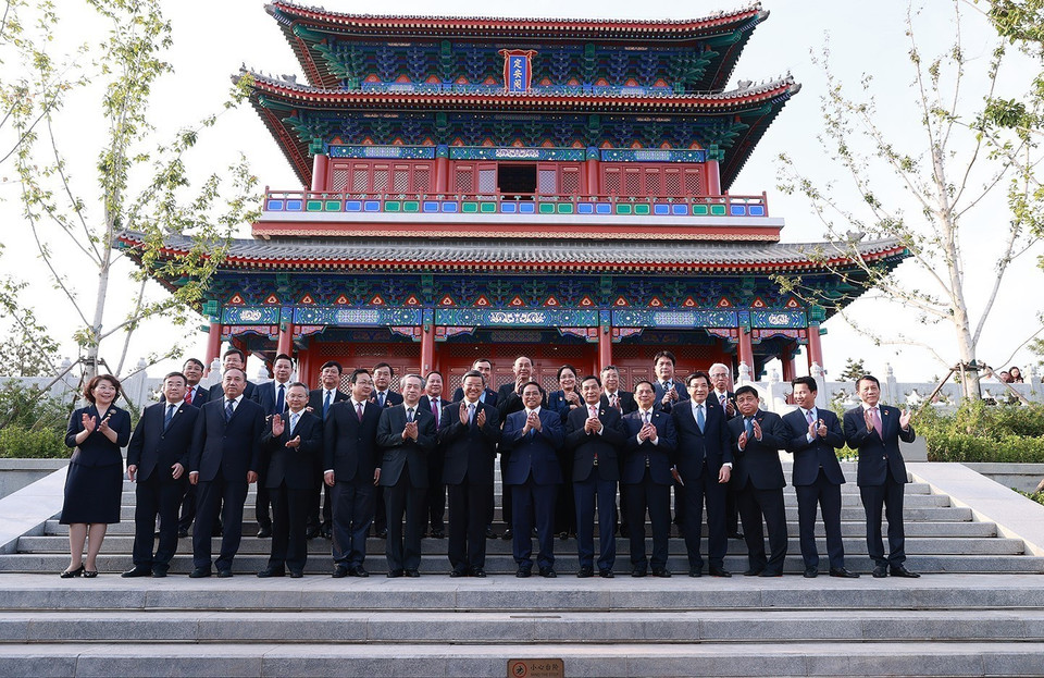 Thủ tướng Phạm Minh Chính và Bí thư Tỉnh ủy Hà Bắc Nghê Nhạc Phong cùng thành viên đoàn chụp ảnh chung tại Định An Các, Khu mới Hùng An. (Ảnh: Dương Giang/TTXVN)