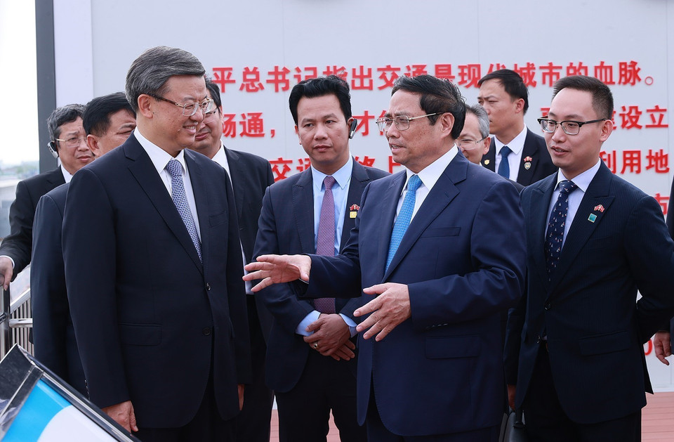 Thủ tướng Phạm Minh Chính thăm công trường Ga Hùng An và trung tâm thương mại quốc tế. (Ảnh: Dương Giang/TTXVN)