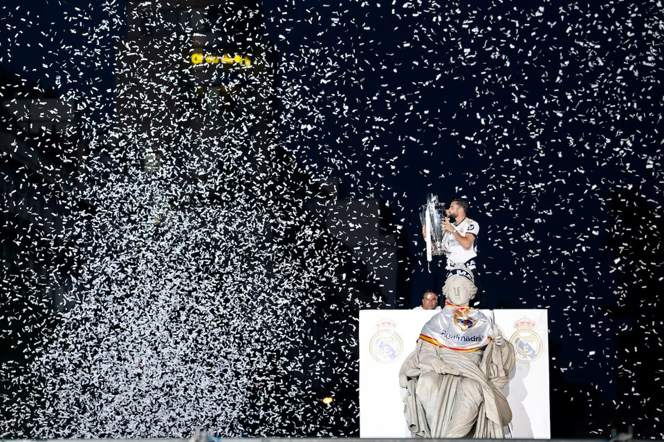 Thủ quân Nacho hôn chiếc cúp tai voi bên cạnh bức tượng thần vệ nữ Cibeles. (Nguồn: AS)