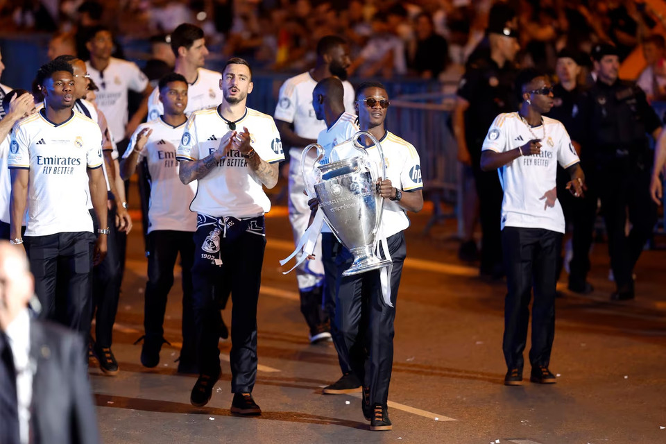 Các cầu thủ Real Madrid hân hoan với chiếc cúp vô địch. (Nguồn: AS)