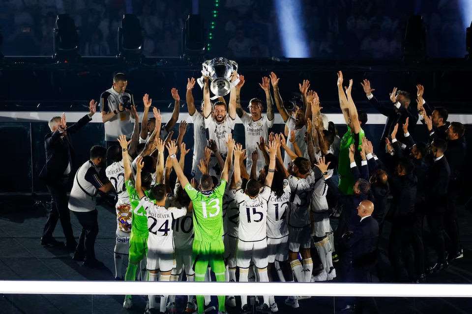 Các thành viên Real Madrid nâng cao chiếc cúp vô địch Champions League. (Nguồn: AS)