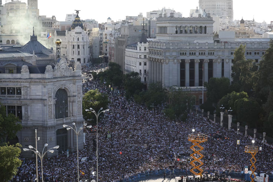 'Biển người" chào đón những người hùng của Real Madrid. (Nguồn: AS)