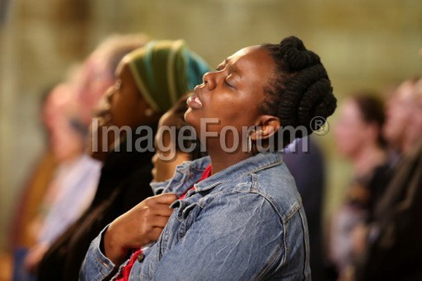 Một người phụ nữ Nam Phi nghẹn ngào khi nghe tin cựu Tổng thống Nam Phi Nelson Mandela qua đời. (Nguồn: AFP)