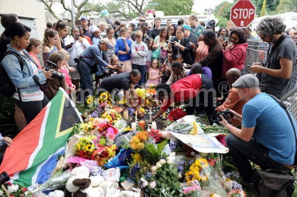 Người dân Nam Phi cầu nguyện cho cố Tổng thống Nam Phi Nelson Mandela. (Nguồn: AFP)