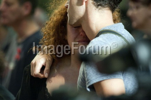 Giới trẻ khóc thương khi biết tin ông Mandela qua đời. (Nguồn: AFP)