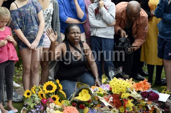 Một phụ nữ cầu nguyện bên ngoài nhà của cố Tổng thống Nam Phi Nelson Mandela ở Johannesburg. (Nguồn: AFP)