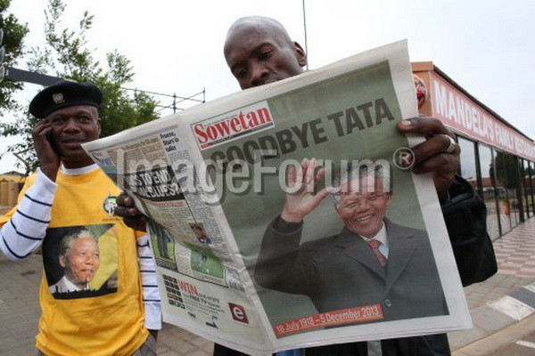 Báo chí đăng tải thông tin cựu Tổng thống Nam Phi Nelson Mandela qua đời. (Nguồn: AFP)