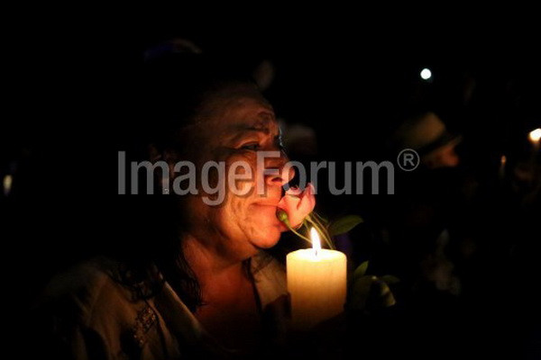 Người dân Nam Phi cầu nguyện bên ngoài ngôi nhà của cố Tổng thống Nam Phi Nelson Mandela. (Nguồn: AFP)