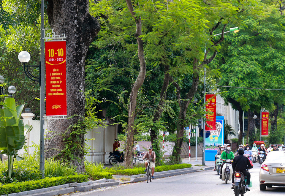 Bên cạnh việc trang hoàng đường phố, nhiều hoạt động kỷ niệm ngày Giải phóng Thủ đô 10/10 cũng diễn ra như các chương trình ca nhạc, nghệ thuật , gồm: Biểu diễn nghệ thuật tại sân khấu trung tâm huyện Đông Anh tối 7/10; Nhà hát Ca múa nhạc Thăng Long biểu diễn tại sân khấu trung tâm quận Long Biên phục vụ nhân dân tối 8/10; liveshow “Hà Nội vào thu” tại Rạp Xiếc trung ương (67-69 Trần Nhân Tông, quận Hai Bà Trưng, Hà Nội) tối 7 và 8/10… (Ảnh: Minh Hiếu/Vietnam+) 