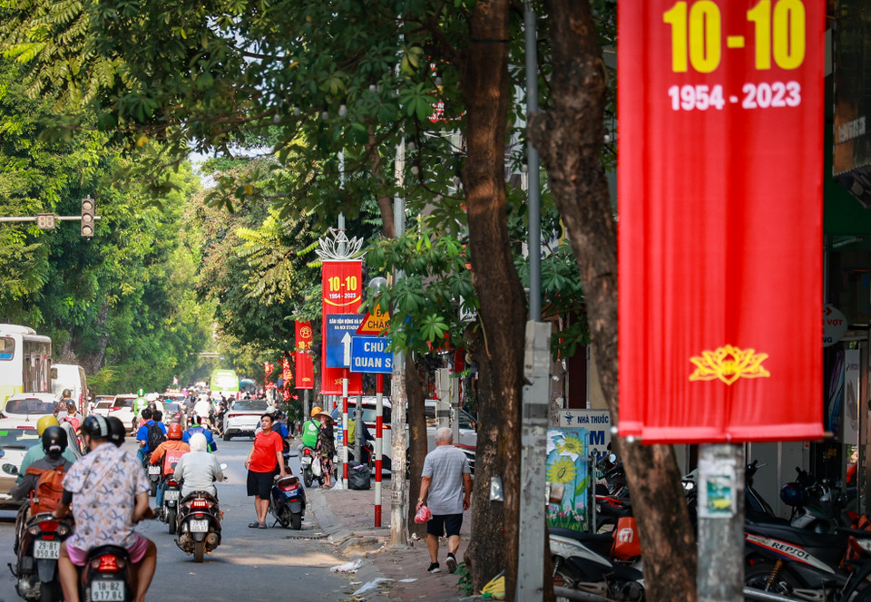Hà Nội được trang hoàng cờ hoa khắp mọi nẻo đường, góc phố; sắc đỏ phủ trên nhiều tuyến phố tạo nên bầu không khí phấn khởi. (Ảnh: Minh Hiếu/Vietnam+)