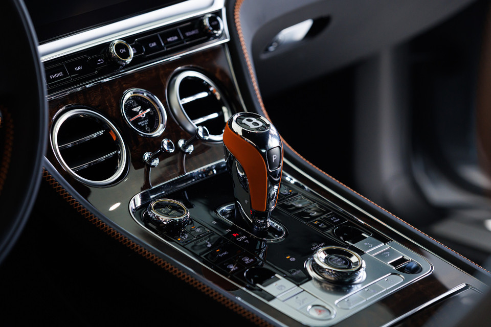 “Trái tim” của chiếc Continental GT S là động cơ V8 cho công suất 542 mã lực, mômen xoắn 770Nm, giúp mẫu xe thể thao tăng tốc từ 0 đến 100 km/h chỉ trong 4 giây. Phiên bản cũng được ống xả thể thao giúp khuếch đại tiếng gầm của động cơ dạng crossplane. (Ảnh nguồn: Bentley) 