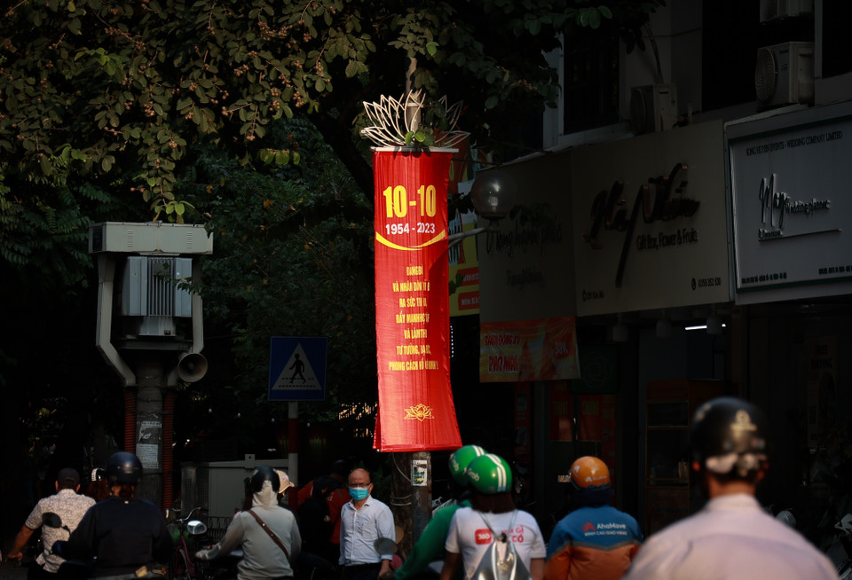 Ngày 10/10/1954 đã trở thành thời khắc lịch sử tràn đầy cảm xúc cho lớp lớp người Hà Nội khi Thủ đô được hoàn toàn giải phóng. 69 năm trôi qua, những kỷ niệm thiêng liêng về Ngày Giải phóng Thủ đô vẫn còn mãi trong dòng chảy ký ức lịch sử. (Ảnh: Minh Hiếu/Vietnam+)