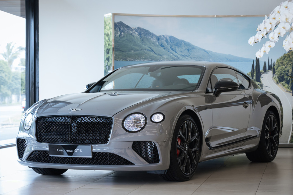 Mới đây, Bentley Việt Nam đã giới thiệu chiếc Continental GT S V8 2023 chính hãng đầu tiên tại thị trường Việt. Mẫu xe này được đại lý Bentley Hồ Chí Minh đưa về chỉ sau vài tháng ra mắt trên toàn cầu. Xe có giá tiêu chuẩn từ 19,548 tỷ đồng, có thể thay đổi theo tùy chọn riêng. (Ảnh nguồn: Bentley) 