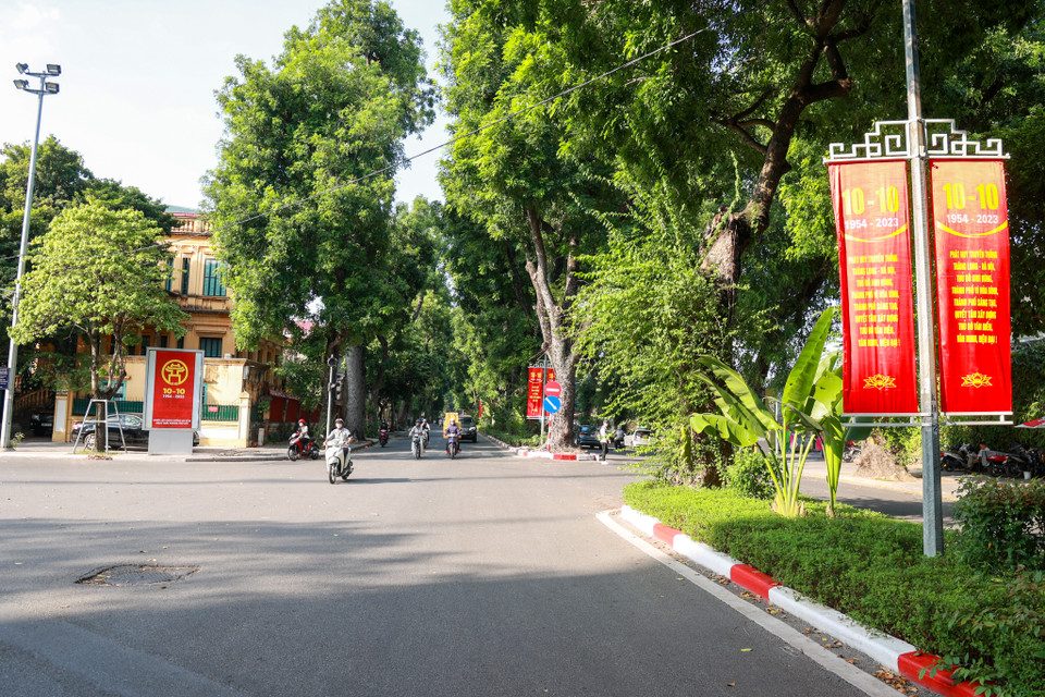 Nhằm chào mừng kỷ niệm 69 năm Ngày Giải phóng Thủ đô (10/10/1954 - 10/10/2023), nhiều tuyến đường đều được trang hoàng rực rỡ cờ Đảng, cờ Tổ quốc, pano, áp phích... (Ảnh: Minh Hiếu/Vietnam+)