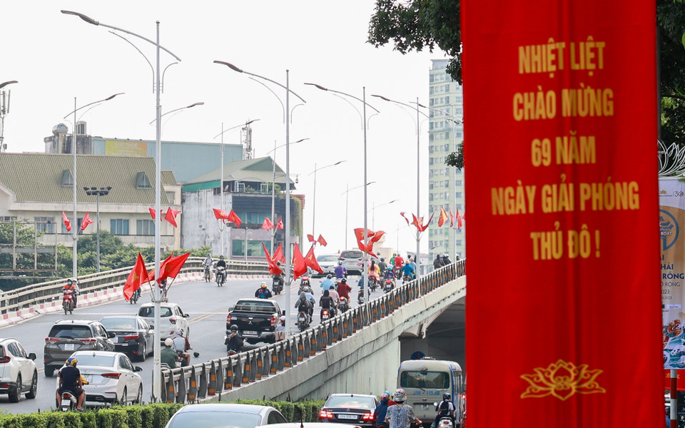 Theo dòng lịch sử, sáng ngày 10/10/1954, các đơn vị Quân đội Nhân dân Việt Nam anh hùng, trong đó có những người con của Hà Nội thuộc Trung đoàn Thủ đô, từ 5 cửa ô tiến vào tiếp quản Hà Nội trong sự đón chào của hàng vạn người dân Thủ đô. (Ảnh: Minh Hiếu/Vietnam+)