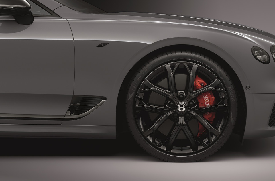 Mẫu xe gran tourer biến thể S của Bentley được cung cấp tùy chọn mâm xe 22inch hoàn toàn mới, có 5 chấu hình chữ Y sơn đen bóng, cùng kẹp phanh sơn màu đỏ nổi bật. (Ảnh nguồn: Bentley) 