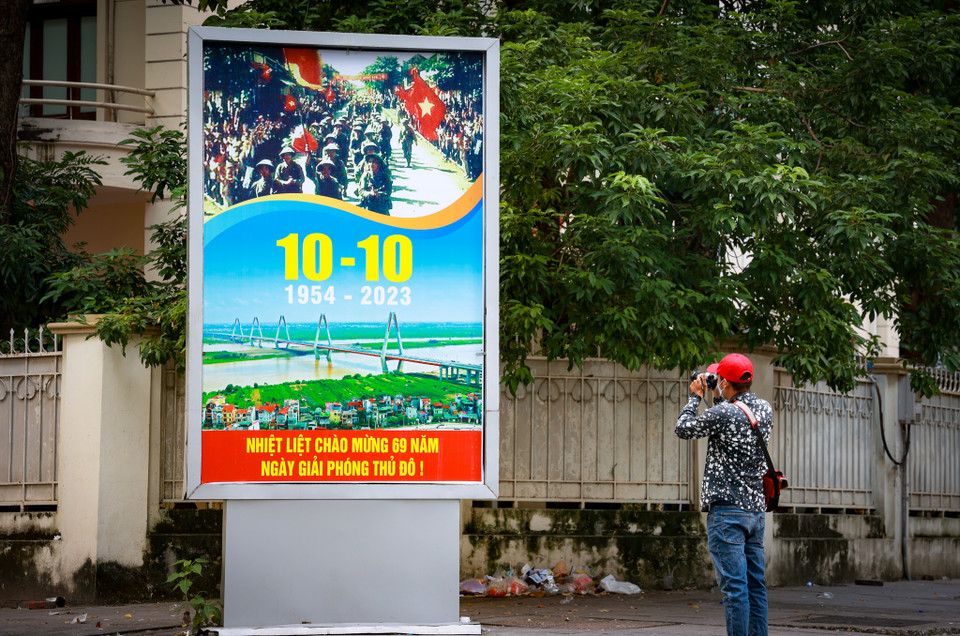 Thông điệp của những tấm pano, áp phích, băng rôn,… cho thấy Hà Nội là thành phố vì hòa bình, một đô thị văn minh, hiện đại, xứng tầm là Thủ đô của một đất nước năng động, đổi mới và phát triển. (Ảnh: Minh Hiếu/Vietnam+)