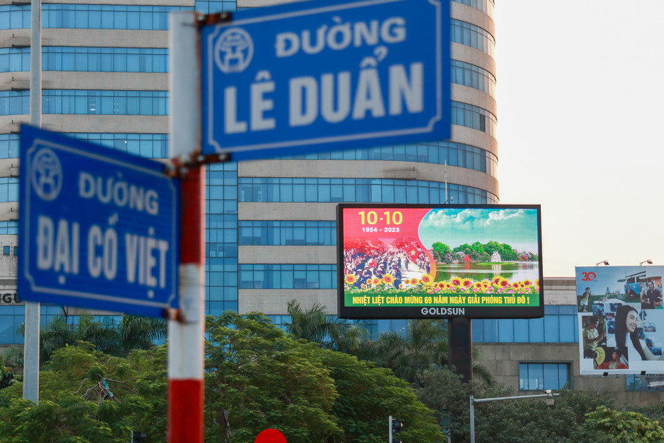 Một tấm pano khác tại ngã tư Giải Phóng-Lê Duẩn-Xã Đàn. (Ảnh: Minh Hiếu/Vietnam+)