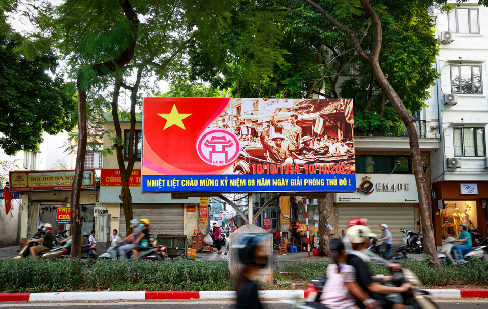 Các loại pano, áp phích với những màu sắc rất bắt mắt, đa dạng về kích thước, mẫu mã và nội dung. (Ảnh: Minh Hiếu/Vietnam+)