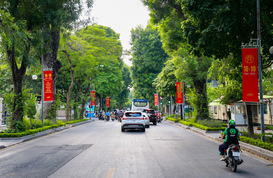 Băng rôn treo dọc con phố Lê Hồng Phong (quận Ba Đình). (Ảnh: Minh Hiếu/Vietnam+) 