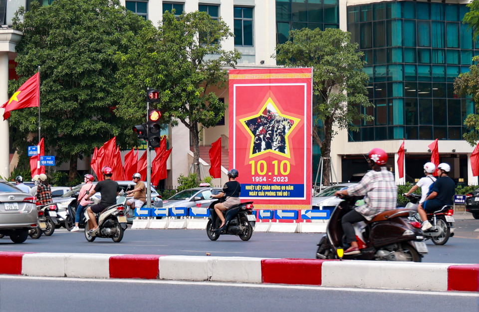 Nhân dịp chào mừng kỷ niệm 69 năm Ngày Giải phóng Thủ đô (10/10/1954-10/10/2023), thành phố tổ chức tuyên truyền trên hệ thống băngrôn dọc với 1.500 băng rôn; tuyên truyền trên hệ thống giá cờ và cụm cờ. (Ảnh: Minh Hiếu/Vietnam+)