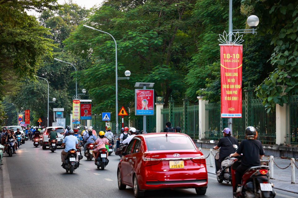 Áp phích, băng rôn, khẩu hiệu trên con phố Nguyễn Đình Chiểu (quận Hai Bà Trưng). (Ảnh: Minh Hiếu/Vietnam+)