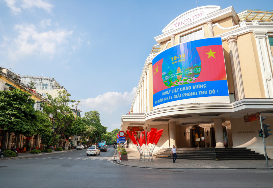 Bảng điện trước cửa Trung tâm thương mại Tràng Tiền Plaza trình chiếu pano kỷ niệm chào mừng 69 năm ngày Giải phóng Thủ đô. (Ảnh: Minh Hiếu/Vietnam+)