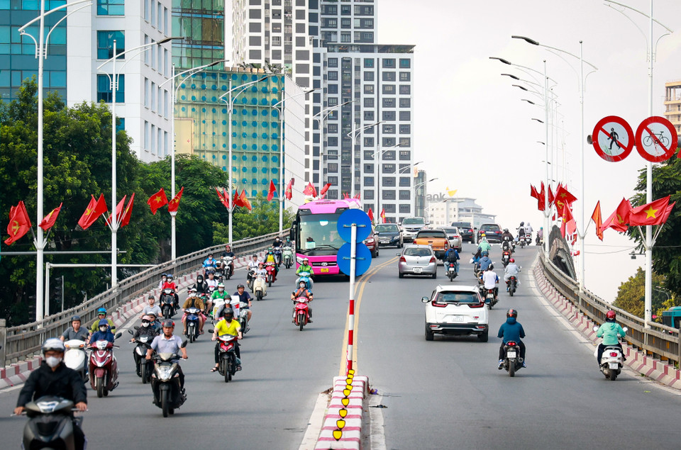Toàn bộ 30 quận, huyện, thị xã trên địa bàn cũng thực hiện trang trí, tuyên truyền chào mừng kỷ niệm 69 năm Ngày Giải phóng Thủ đô theo hướng dẫn chung của thành phố. (Ảnh: Minh Hiếu/Vietnam+)