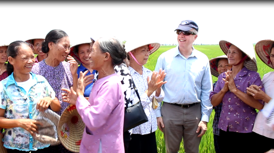 Đại sứ Hoa Kỳ Ted Osius vui mừng khi nghe người dân chia sẻ về hiệu quả của dự án trồng lúa. (Ảnh: Hùng Võ/Vietnam+)