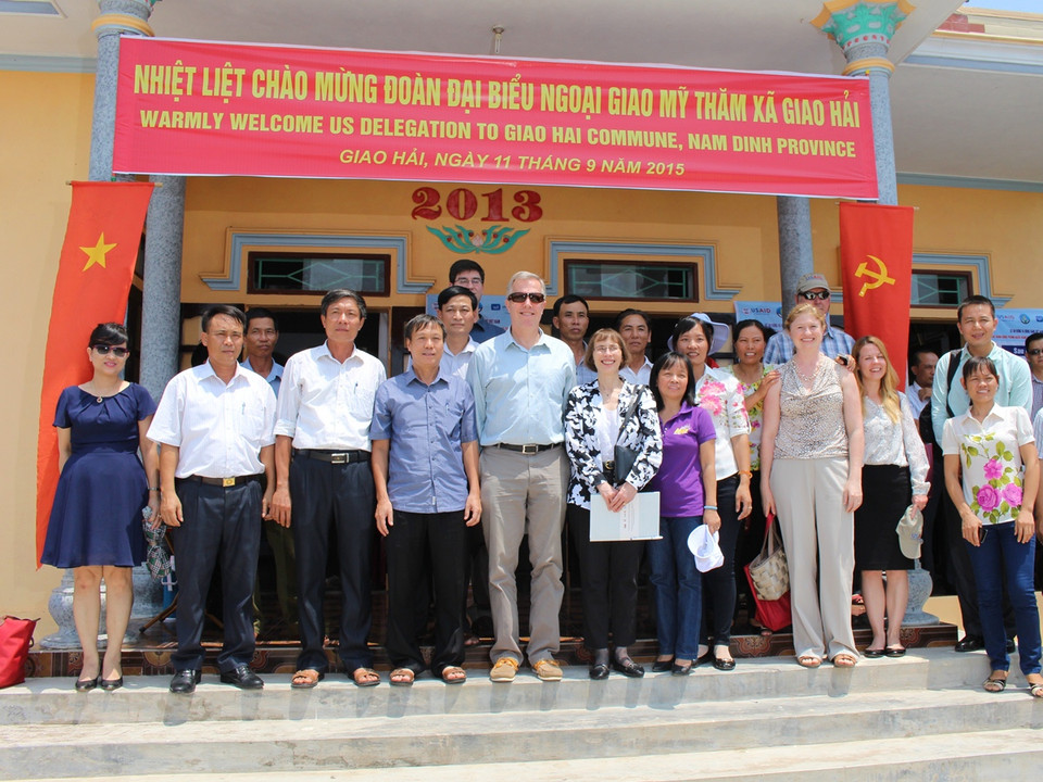 Đại sứ Hoa Kỳ Ted Osius và các cộng sự chụp ảnh lưu niệm với chính quyền và người dân xã Giao Hải. (Ảnh: Hùng Võ/Vietnam+)
