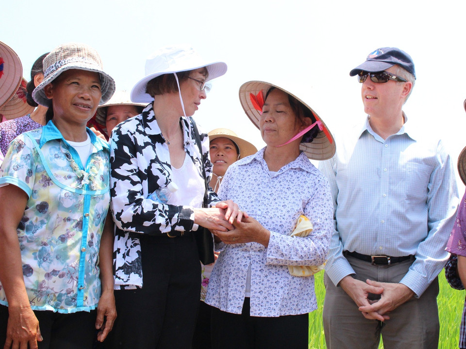 Đại sứ Hoa Kỳ Ted Osius trò chuyện với người dân. (Ảnh: Hùng Võ/Vietnam+)