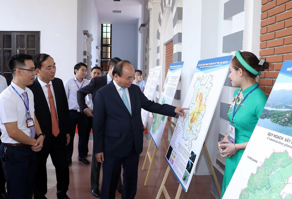Thủ tướng Nguyễn Xuân Phúc và đại biểu xem các bản đồ quy hoạch xây dựng và phát triển tỉnh Thái Nguyên tại hội nghị. (Ảnh: Thống Nhất/TTXVN)