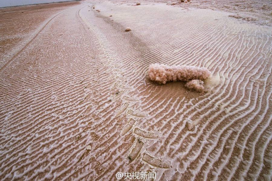 Magnesium sulfate cùng với các tinh thể muối trắng đã tạo ra những hình khối vô cùng đẹp mắt và ấn tượng. (Nguồn: CCTV)