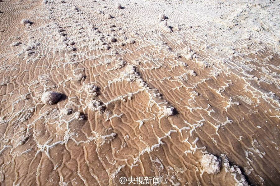 Hồi tháng Chín năm ngoái, một góc hồ nước muối cổ đại ở Vận Thành cũng bất ngờ chuyển sang màu hồng một cách kỳ lạ khiến nhiều người tò mò. (Nguồn: CCTV)