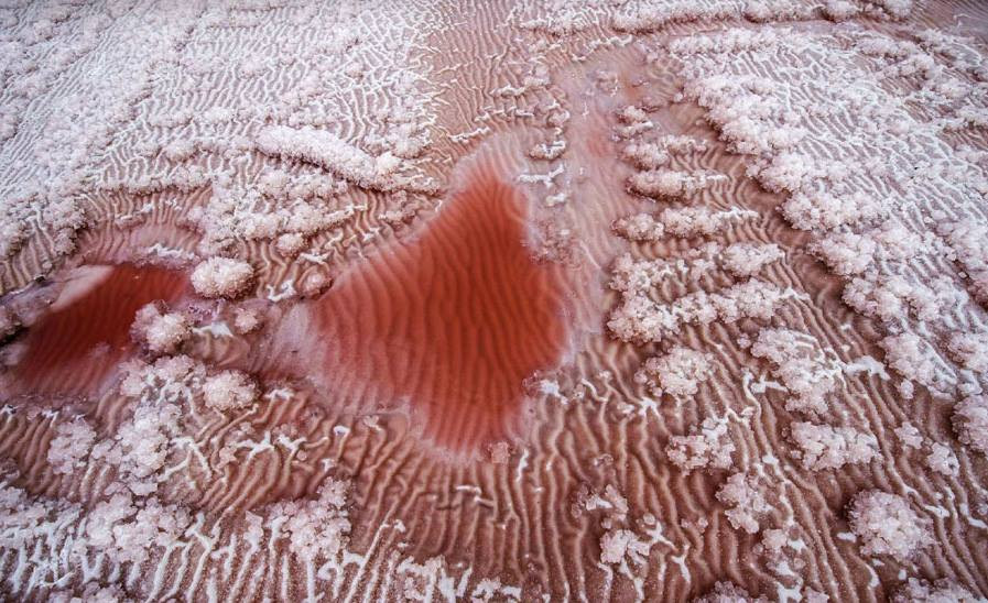 Nhiều người đã ví von hồ nước muối trên là 'sa mạc hồng.' (Nguồn: CCTV)