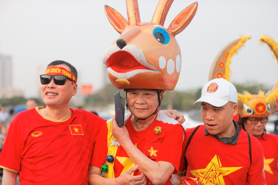 Cổ động viên đến sân từ sớm cổ vũ cho đội tuyển quốc gia Việt Nam. (Ảnh: Minh Quyết/TTXVN)