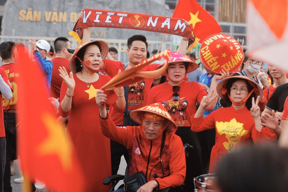Cổ động viên đến sân từ sớm cổ vũ cho đội tuyển quốc gia Việt Nam. (Ảnh: Minh Quyết/TTXVN)