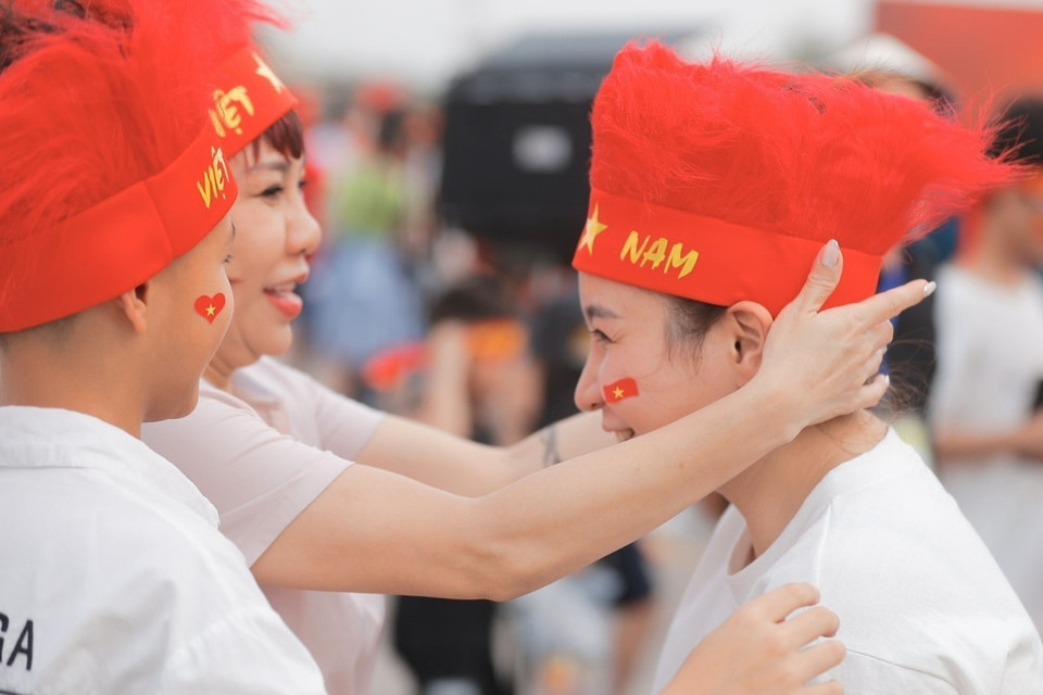 Cổ động viên đến sân từ sớm cổ vũ cho đội tuyển quốc gia Việt Nam. (Ảnh: Minh Quyết/TTXVN)