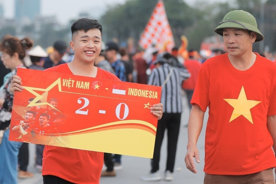 Cổ động viên đến sân từ sớm cổ vũ cho đội tuyển quốc gia Việt Nam. (Ảnh: Minh Quyết/TTXVN)