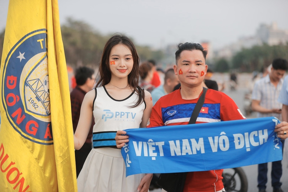 Cổ động viên đến sân từ sớm cổ vũ cho đội tuyển quốc gia Việt Nam. (Ảnh: Minh Quyết/TTXVN)