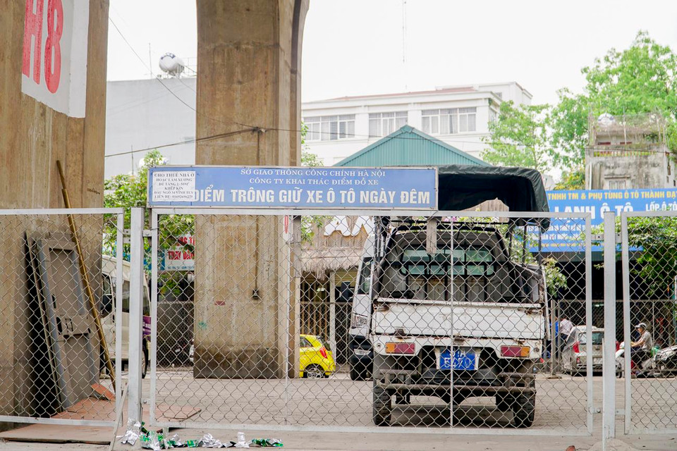 Thậm chí, kể cả xe tải biển xanh cũng tá túc tại gầm cầu Vĩnh Tuy. (Ảnh: Minh Hiếu/Vietnam+)