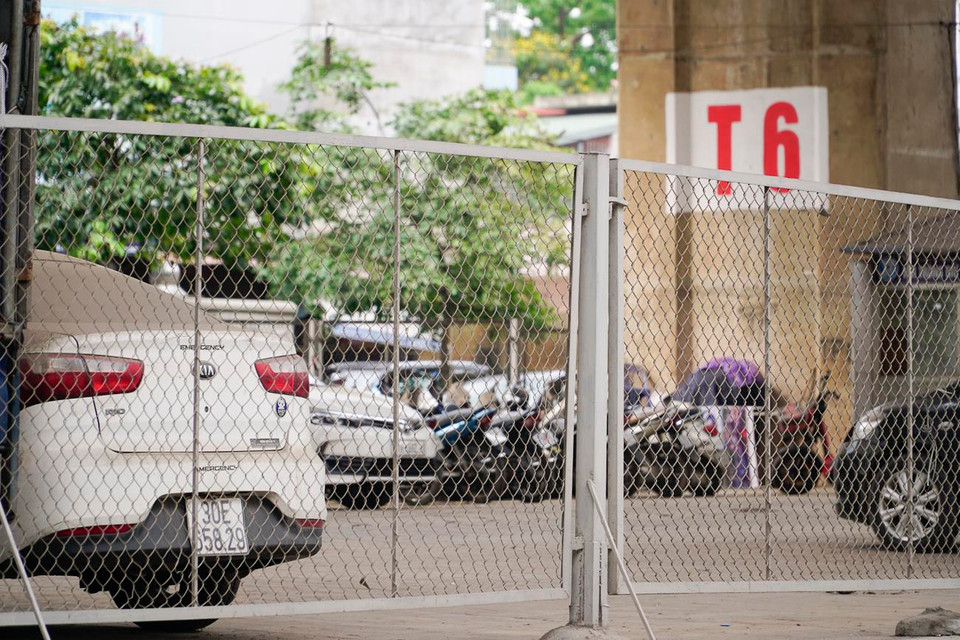 Thành phố Hà Nội đề nghị Bộ Giao thông Vận tải thống nhất việc tiếp tục tổ chức trông giữ phương tiện tạm thời dưới gầm cầu Vĩnh Tuy; Chương Dương, Mai Dịch và Ngã tư Vọng đến hết năm 2023 để phục vụ nhu cầu giao dịch của các cơ quan, đơn vị và nhân dân. (Ảnh: Minh Hiếu/Vietnam+)